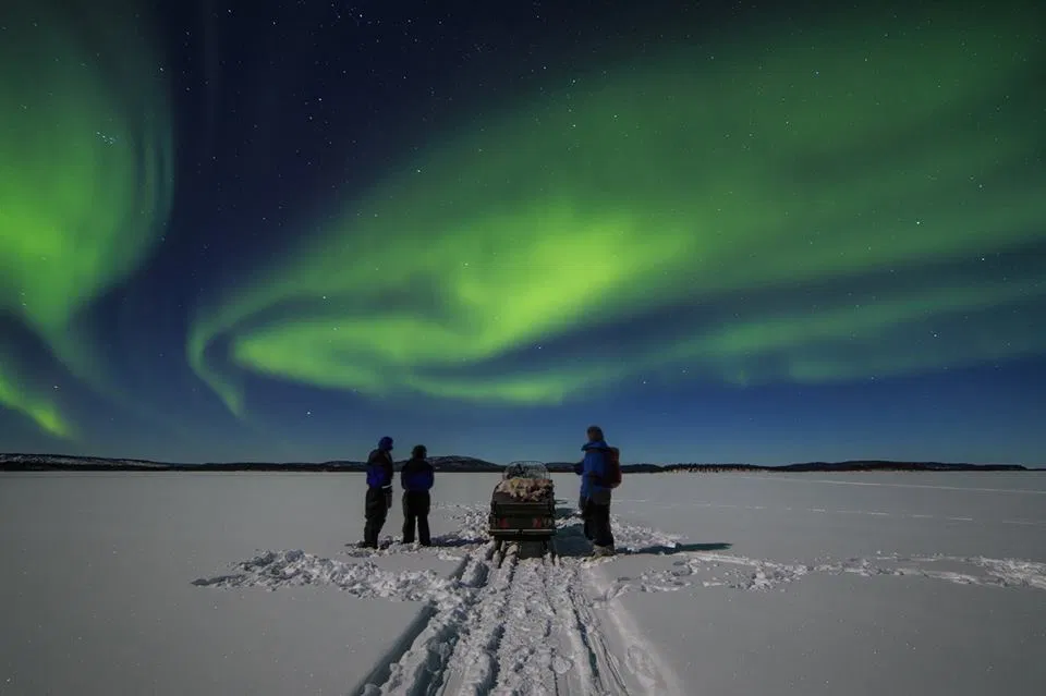 From Kakslauttanen: Northern Lights Tour to Lake Inari with Dinner