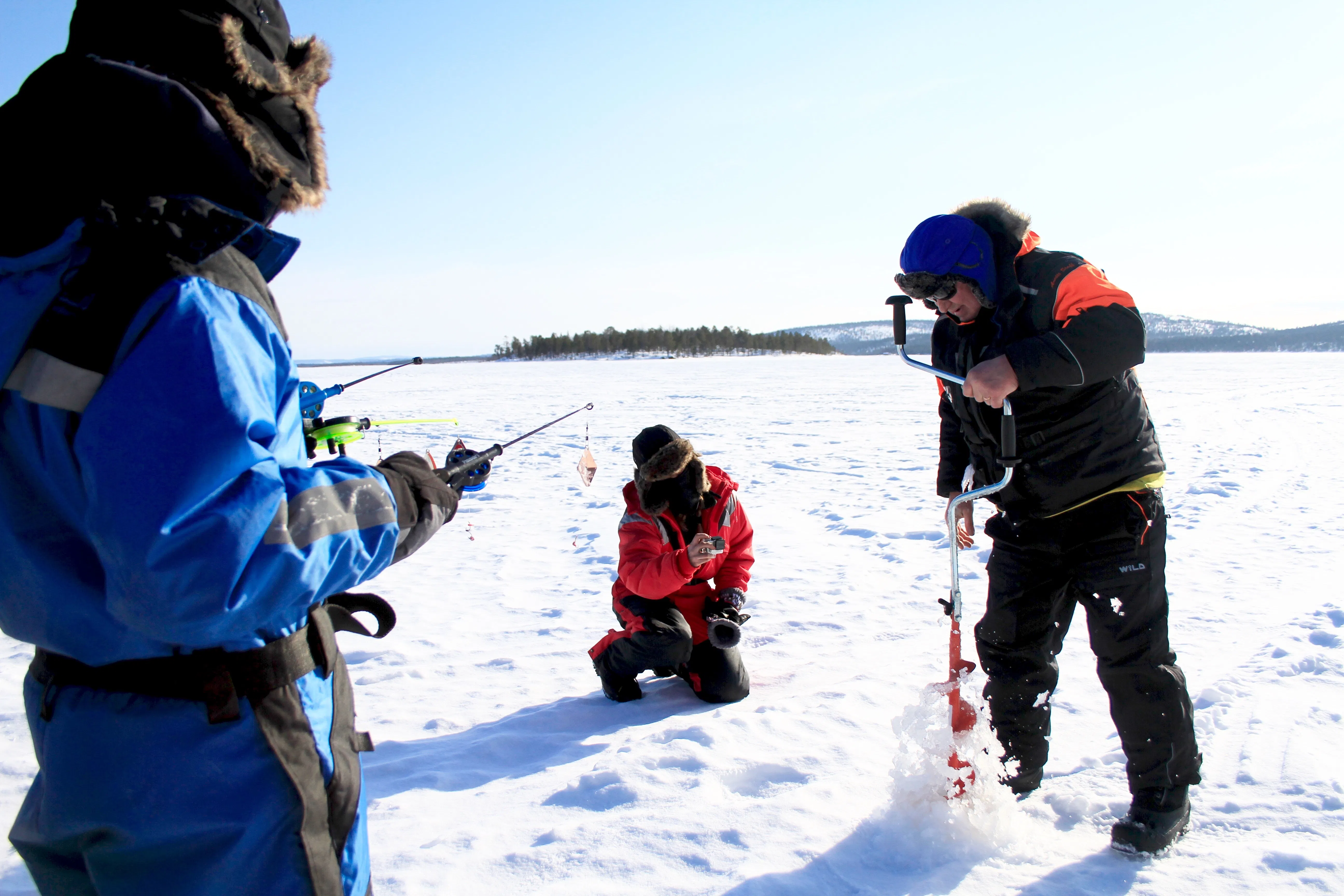 From Saariselkä: Ice Fishing Safari to Lake Inari, including Lunch and meeting reindeers
