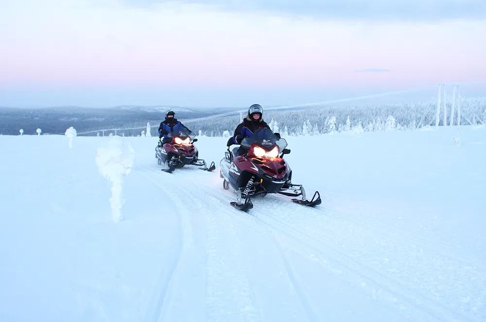 Snowmobile adventure over three fells from Saariselkä