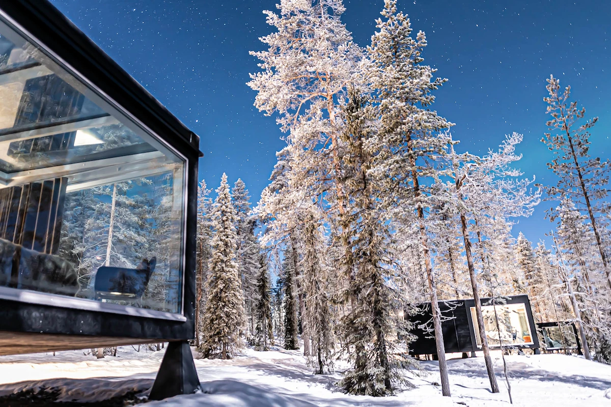 winter-night-in-glass-cabin-and-the-northen-lights-arctic-sky-lodge-yllas-muonio-1783535246.webp