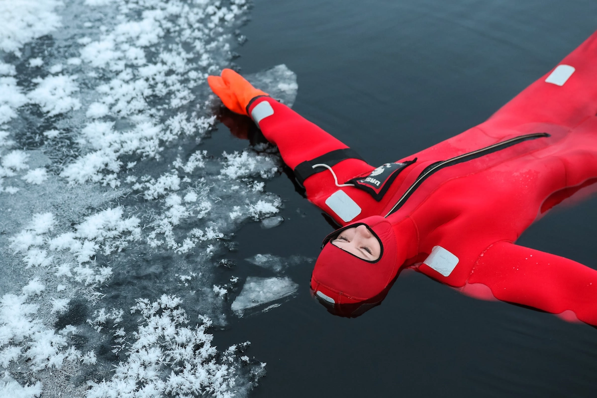 Ice floating experience in Ylläs