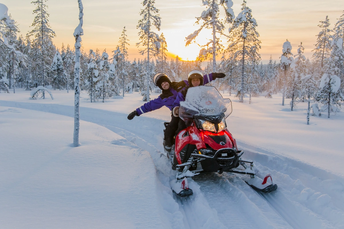 Winter Escape – Snowmobile safari and campfire in Rovaniemi