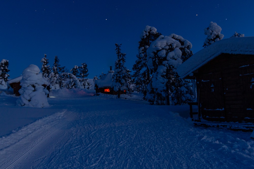 Skiing in Ylläs Lapland- Tahkokuru Kota Blue moment