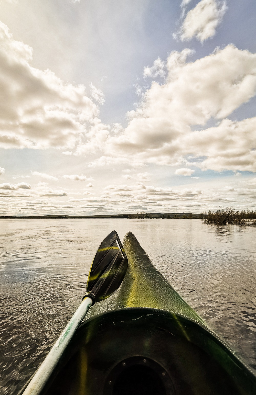 Kayaking in Olkkajärvi in Lapland